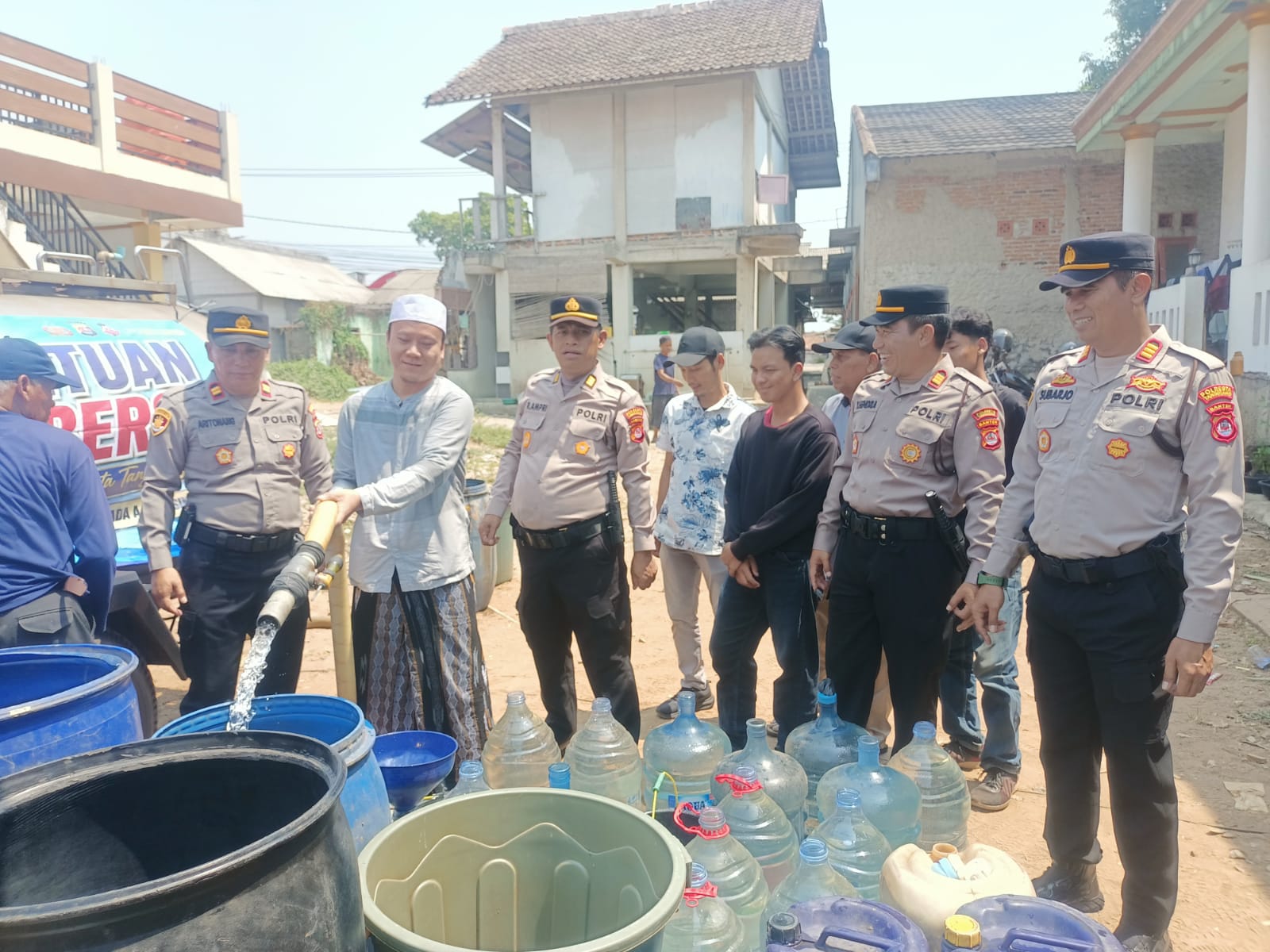 Polresta Tangerang Salurkan 10 Ribu Liter Air Bersih, 200 KK Warga Serdang Kulon Terbantu